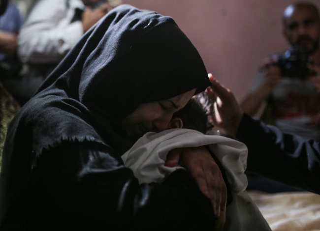 Filistinli şehit bebek Leyla gözyaşlarıyla uğurlandı